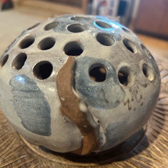 Handcrafted Cat pottery flower frog - Picture 4 of 6